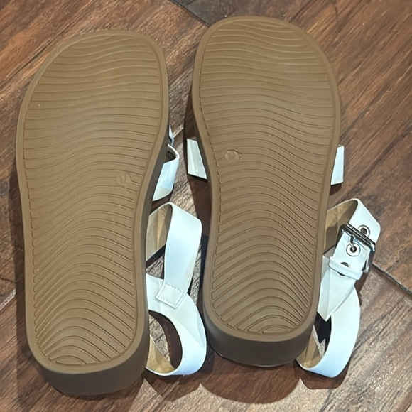 BRAND NEW! Size 9 2in REPORT White Platform Sandals - Picture 5 of 11